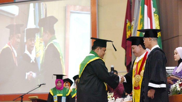 rektor-usu-prof-runtung-sitepu-menyalami-salah-seorang-wisudawan