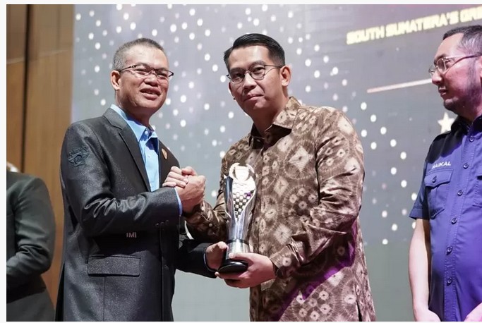 FireShot Webpage Capture 833 - 'IMI Awards, Pj Bupati Apriyadi Dinobatkan Jadi Tokoh Otomotif Sumsel - AQJnews.com' - aqjnews.com