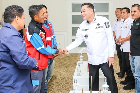 bupati_toha_tegaskan_komitmen_pelayanan_listrik_di